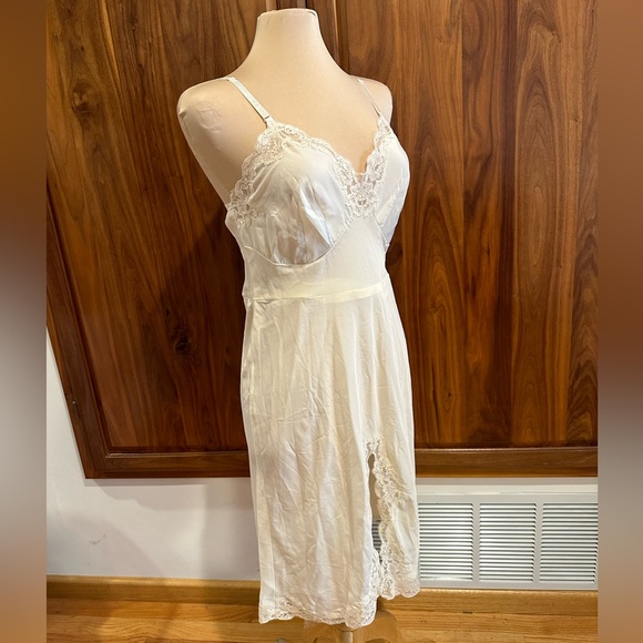 Vintage Lace Creamy Yellow Slip - Picture 5 of 10